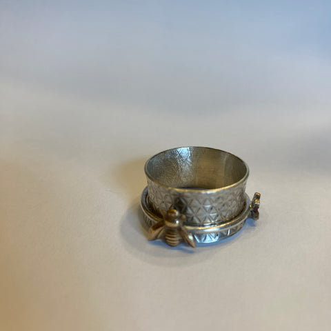 Spinning Bee Ring